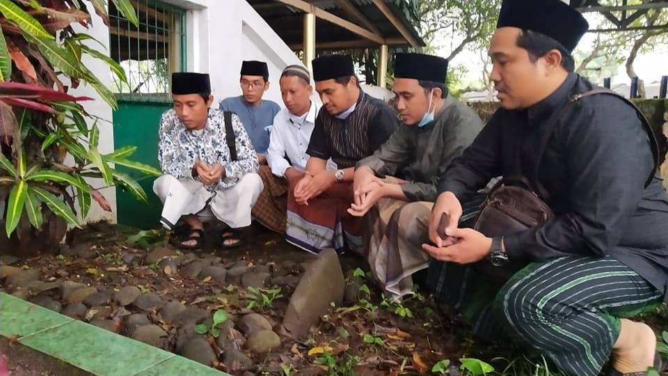Menziarahi Makam KH. Zaenal Arif dan KH. Ahmad Adzrai Sukaraja Garut